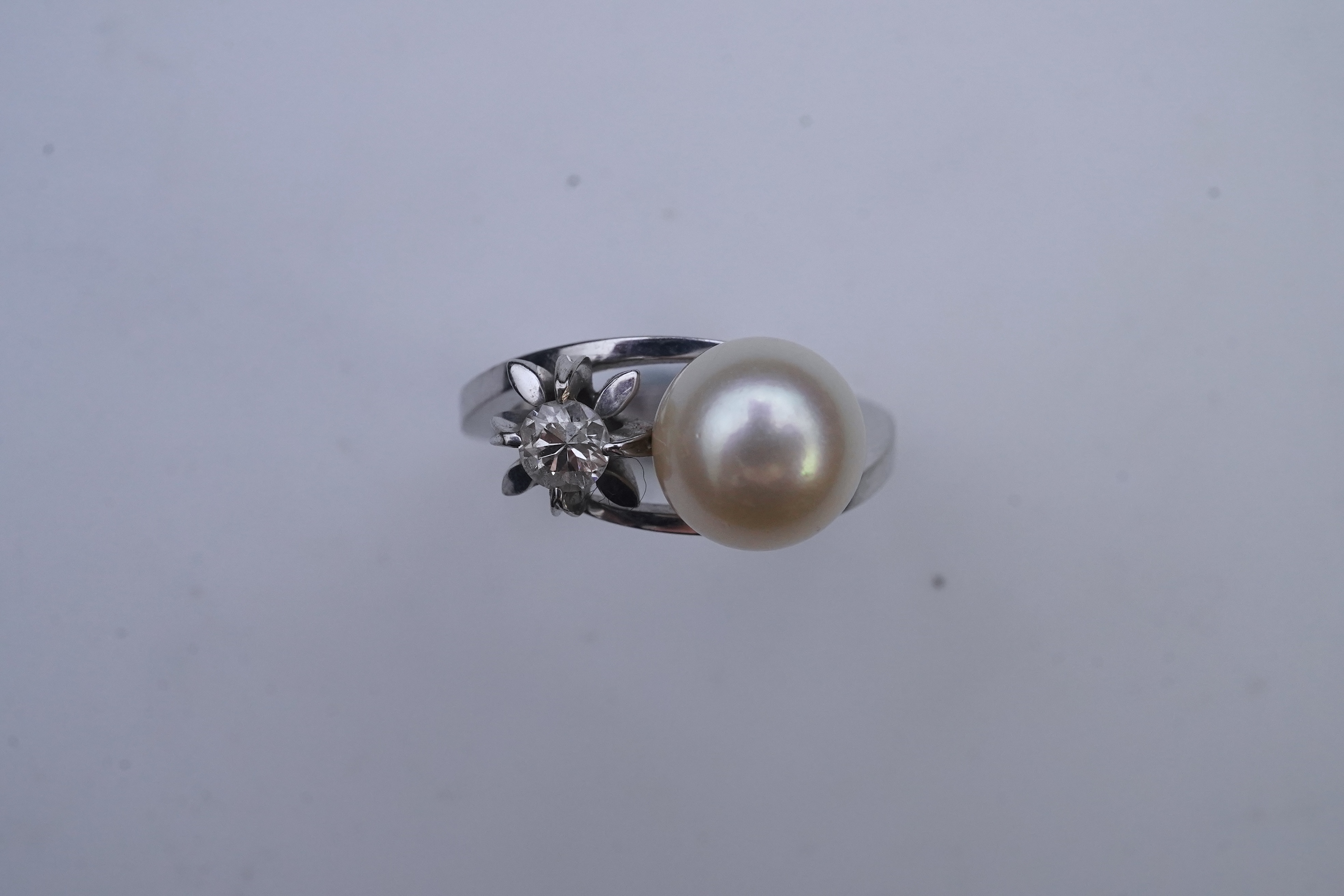 A cultured pearl and diamond toi-et-moi ring